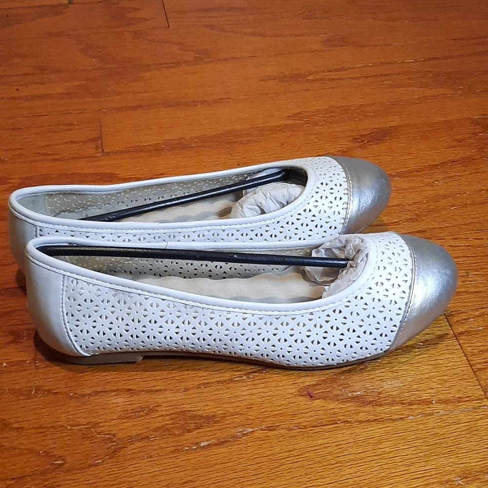 NWT Avon Cushion Walk flats (size 9)
